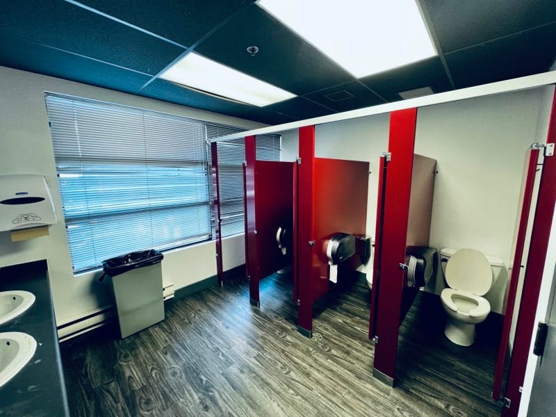 Restroom x4 Stalls