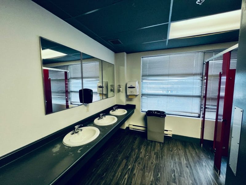 Restroom x4 Stalls